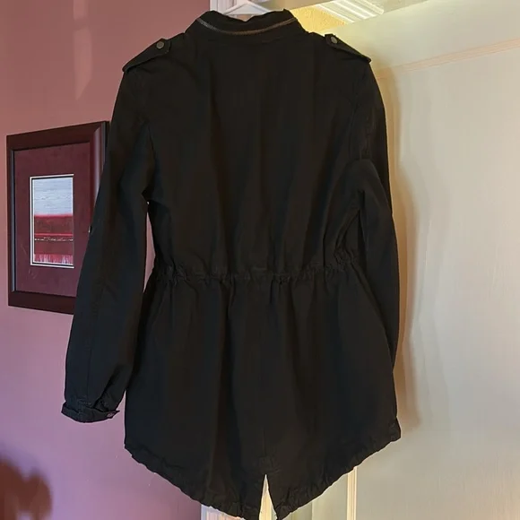 Levi Strauss black Wind/ rain coat longer hem on back. Draw strings also. EUC. - Picture 6 of 13